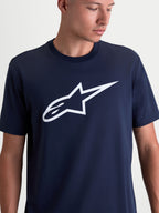 Alpinestars Camiseta Ageless 2.0 CSF, camiseta de mangas cortas para hombre, azul marino con logotipo Ageless blanco en el pecho, mezcla de algodón y poliéster, ajuste cut and sew, ropa deportiva