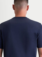 Alpinestars Ageless 2.0 CSF, camiseta de mangas cortas, azul marino, ajuste de corte y confección, mezcla de algodón y poliéster, ropa deportiva casual unisex, vista trasera en modelo