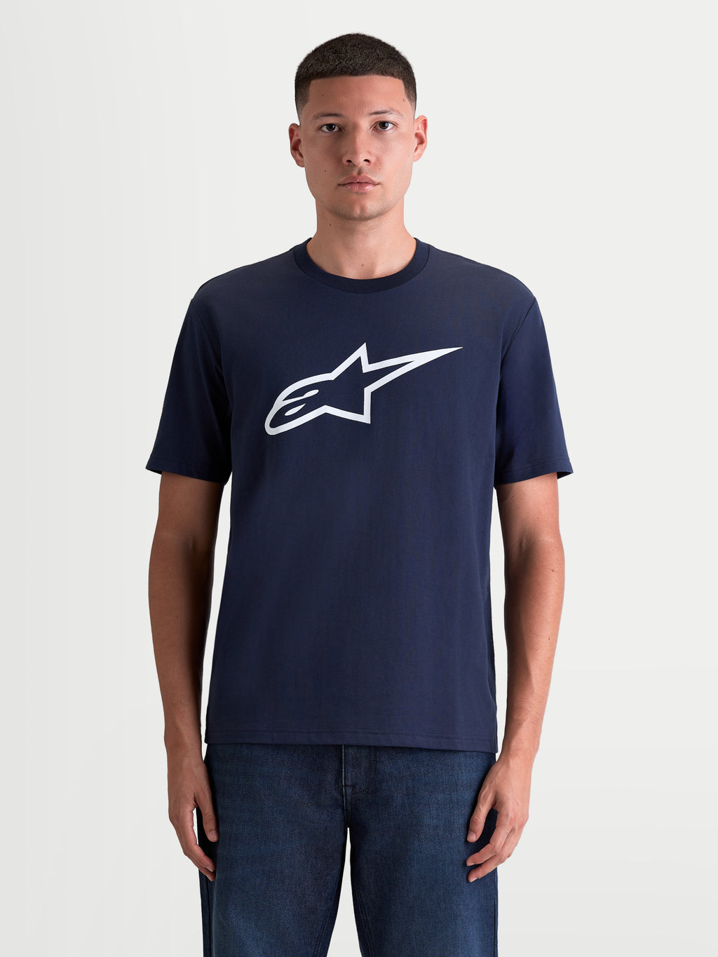 Alpinestars Ageless 2.0 CSF, camiseta de mangas cortas, azul marino con logotipo Astars blanco en el pecho, mezcla premium de algodón y poliéster, ropa deportiva casual, vista frontal en modelo