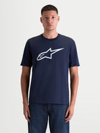 Alpinestars Ageless 2.0 CSF, camiseta de mangas cortas, azul marino con logotipo Astars blanco en el pecho, mezcla premium de algodón y poliéster, ropa deportiva casual, vista frontal en modelo
