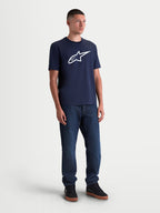 Alpinestars camiseta Ageless 2.0 CSF, camiseta de mangas cortas para hombre, azul marino con logotipo blanco grande en el pecho, ropa deportiva de estilo casual, vista de cuerpo completo en modelo