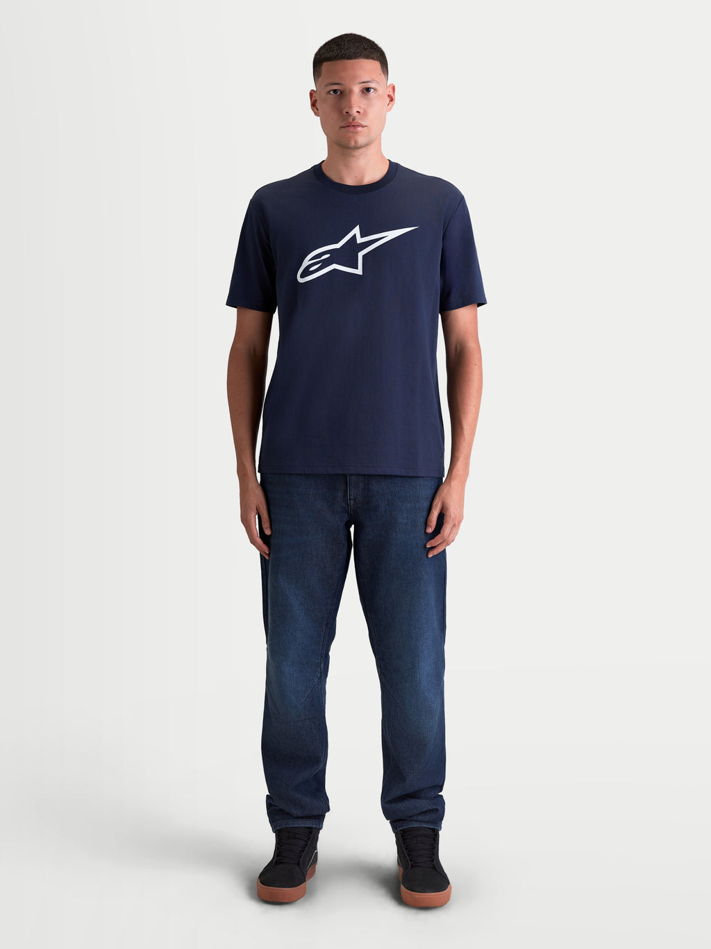 Alpinestars camiseta Ageless 2.0 CSF, camiseta de mangas cortas de ropa deportiva casual, unisex, azul marino y blanca, con logotipo Ageless frontal grande, confeccionada en mezcla de algodón peinado y poliéster