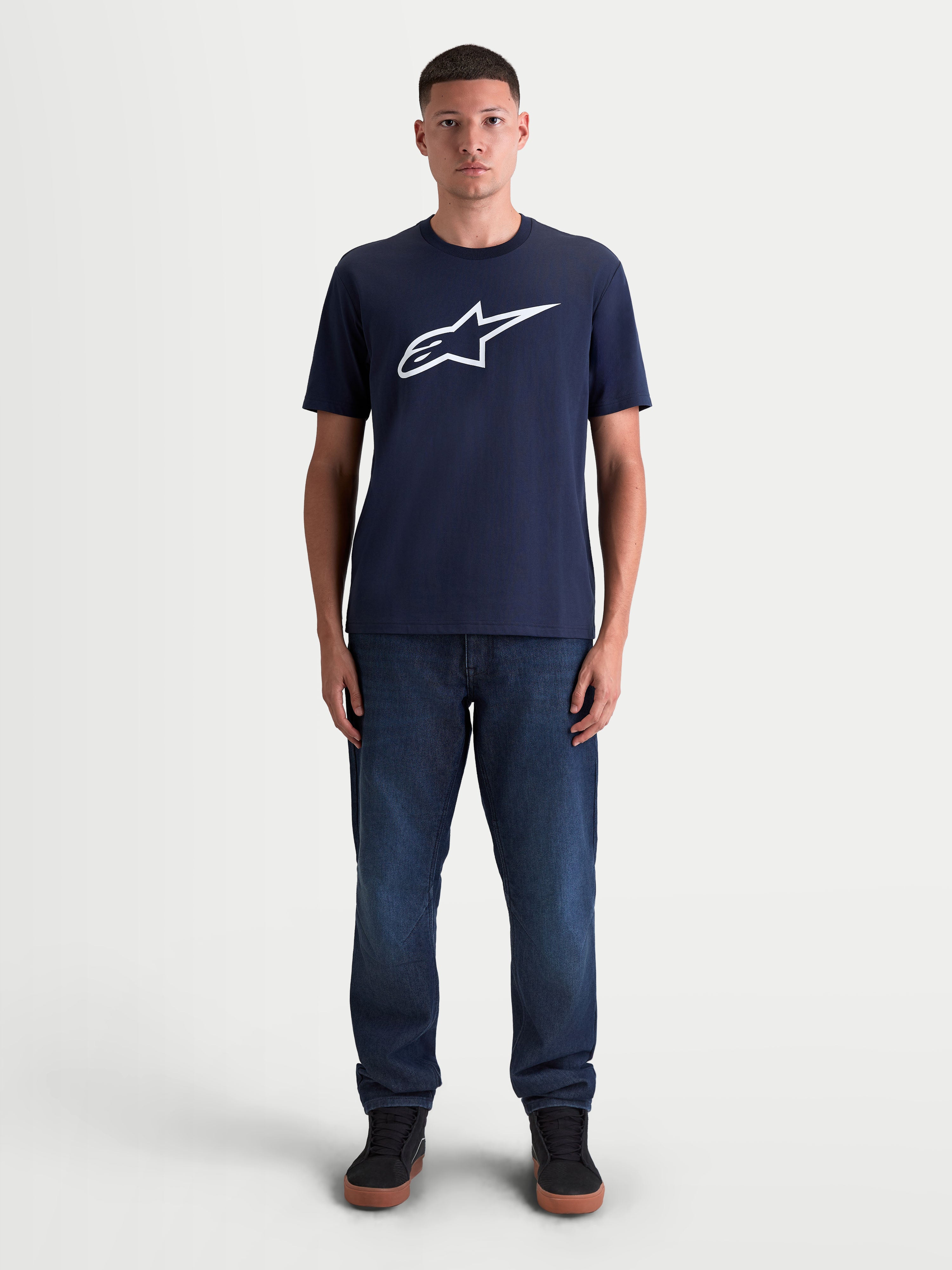 Alpinestars camiseta Ageless 2.0 CSF, camiseta de mangas cortas de ropa deportiva casual, unisex, azul marino y blanca, con logotipo Ageless frontal grande, confeccionada en mezcla de algodón peinado y poliéster