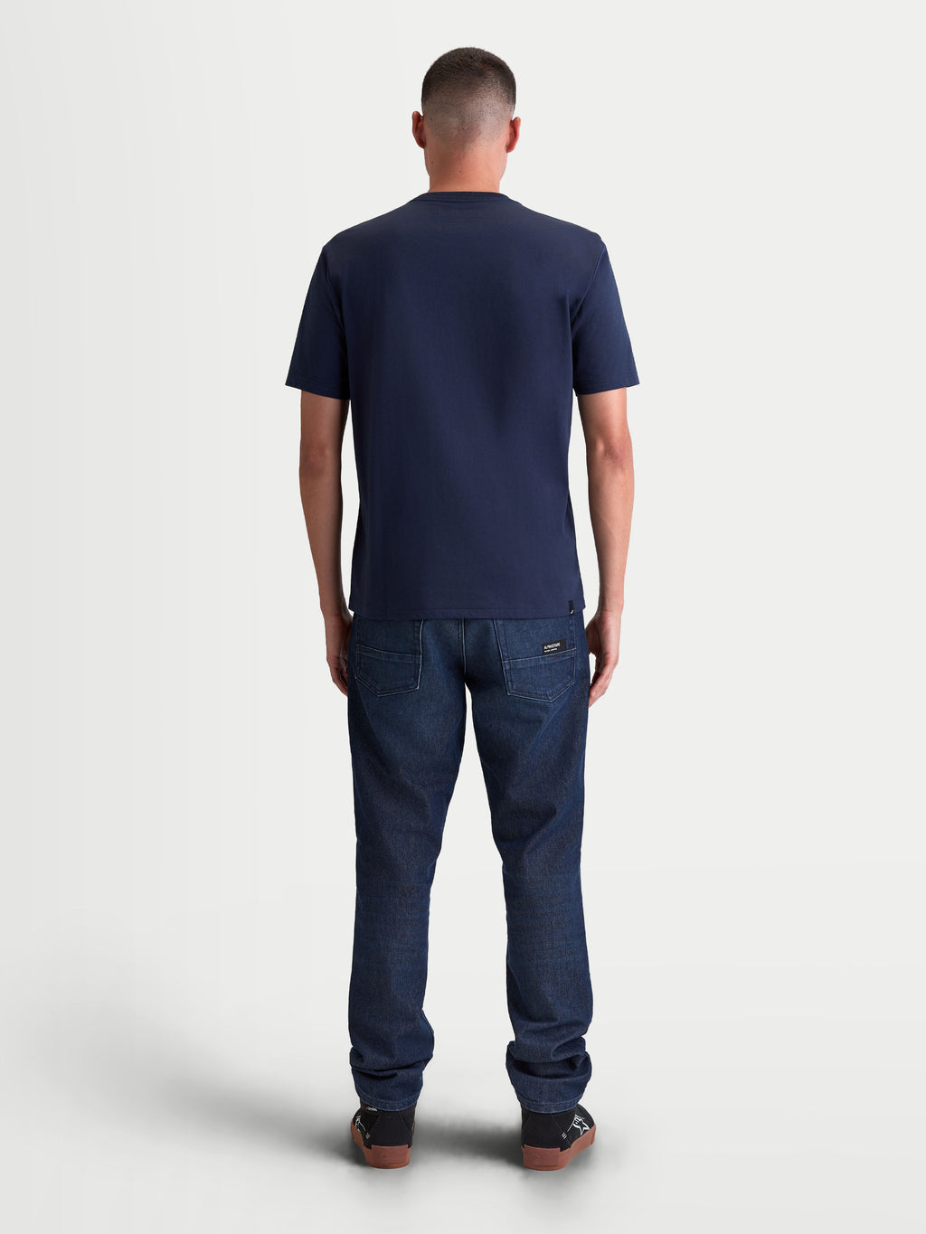 Alpinestars Ageless 2.0 CSF, camiseta de mangas cortas para hombre, azul marino, vista trasera en modelo con ajuste cut and sew estructurado y mezcla de algodón y poliéster, ropa deportiva casual