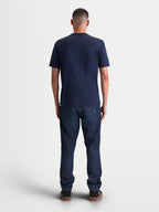 Alpinestars Ageless 2.0 CSF, camiseta de mangas cortas para hombre, azul marino, vista trasera en modelo con ajuste cut and sew estructurado y mezcla de algodón y poliéster, ropa deportiva casual