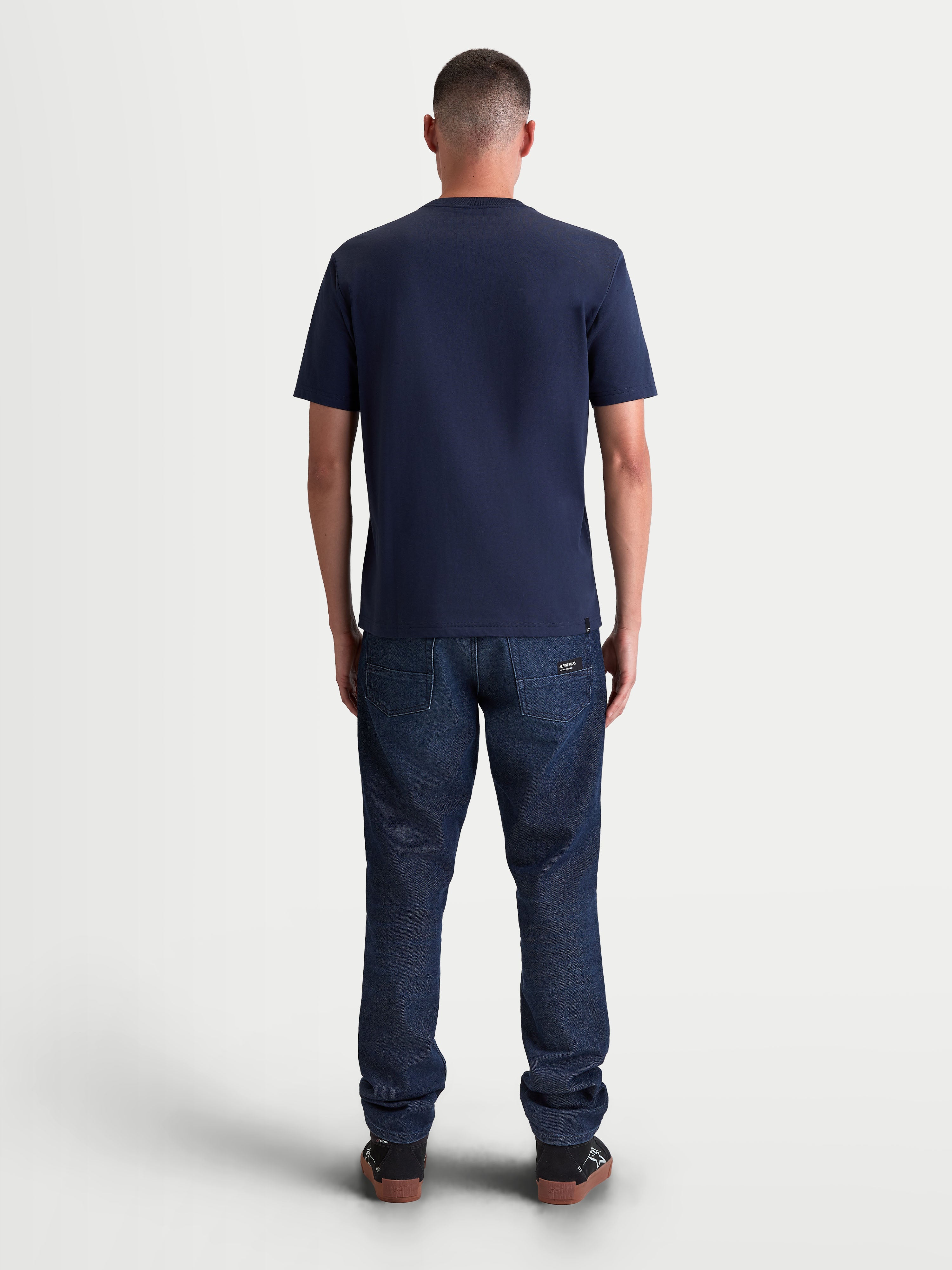 Alpinestars Ageless 2.0 CSF, camiseta de mangas cortas para hombre, azul marino, vista trasera en modelo con ajuste cut and sew estructurado y mezcla de algodón y poliéster, ropa deportiva casual