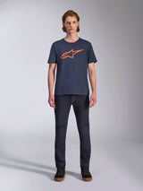 Alpinestars Ageless 2.0 CSF Tee, camiseta de manga corta, azul marino con el logotipo de Alpinestars en naranja, lucida por un modelo con vaqueros oscuros y zapatillas, ropa urbana casual de estilo motorsport