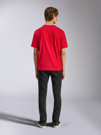 Alpinestars Ageless Shadow CSF Tee, camiseta de manga corta, roja, vista posterior en modelo con pantalones negros, estilo casual streetwear de automovilismo