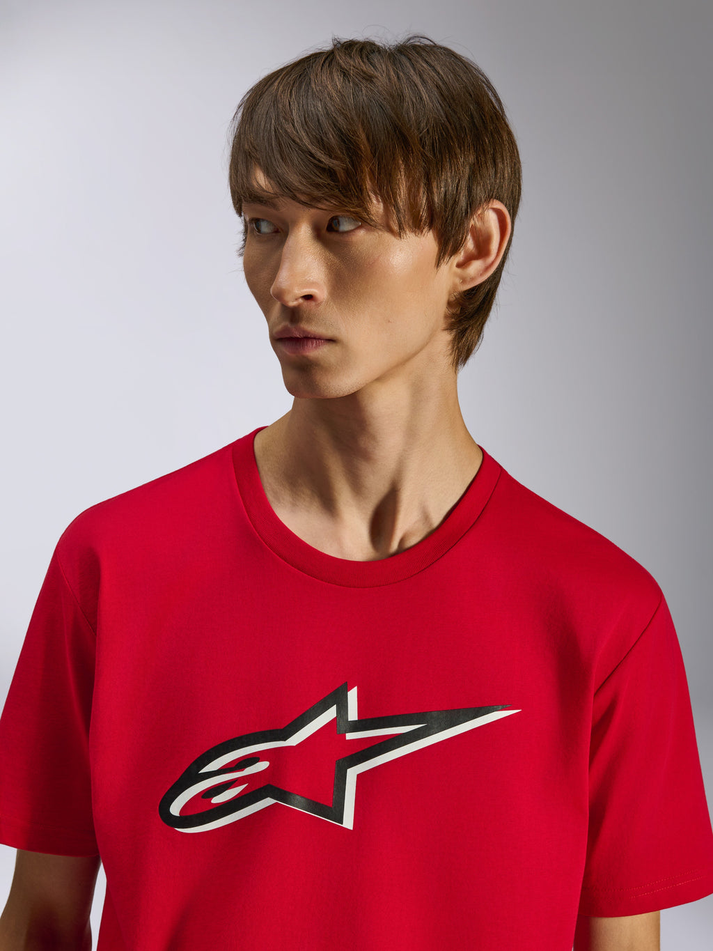 Alpinestars Ageless Shadow CSF Tee, camiseta de manga corta, roja, logo frontal de estrella Ageless con efecto de sombra en blanco y negro, usada por un modelo, diseño casual inspirado en el motorsport