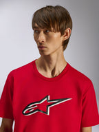 Alpinestars Ageless Shadow CSF Tee, camiseta de manga corta, roja, logo frontal de estrella Ageless con efecto de sombra en blanco y negro, usada por un modelo, diseño casual inspirado en el motorsport