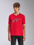 Camiseta Alpinestars Ageless Shadow CSF, camiseta roja de manga corta, con el logo Ageless en el frente con contornos en blanco y negro, usada por un hombre con pantalones negros, estilo urbano casual de motociclismo