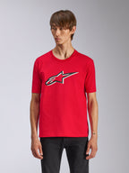 Camiseta Alpinestars Ageless Shadow CSF, camiseta roja de manga corta, con el logo Ageless en el frente con contornos en blanco y negro, usada por un hombre con pantalones negros, estilo urbano casual de motociclismo