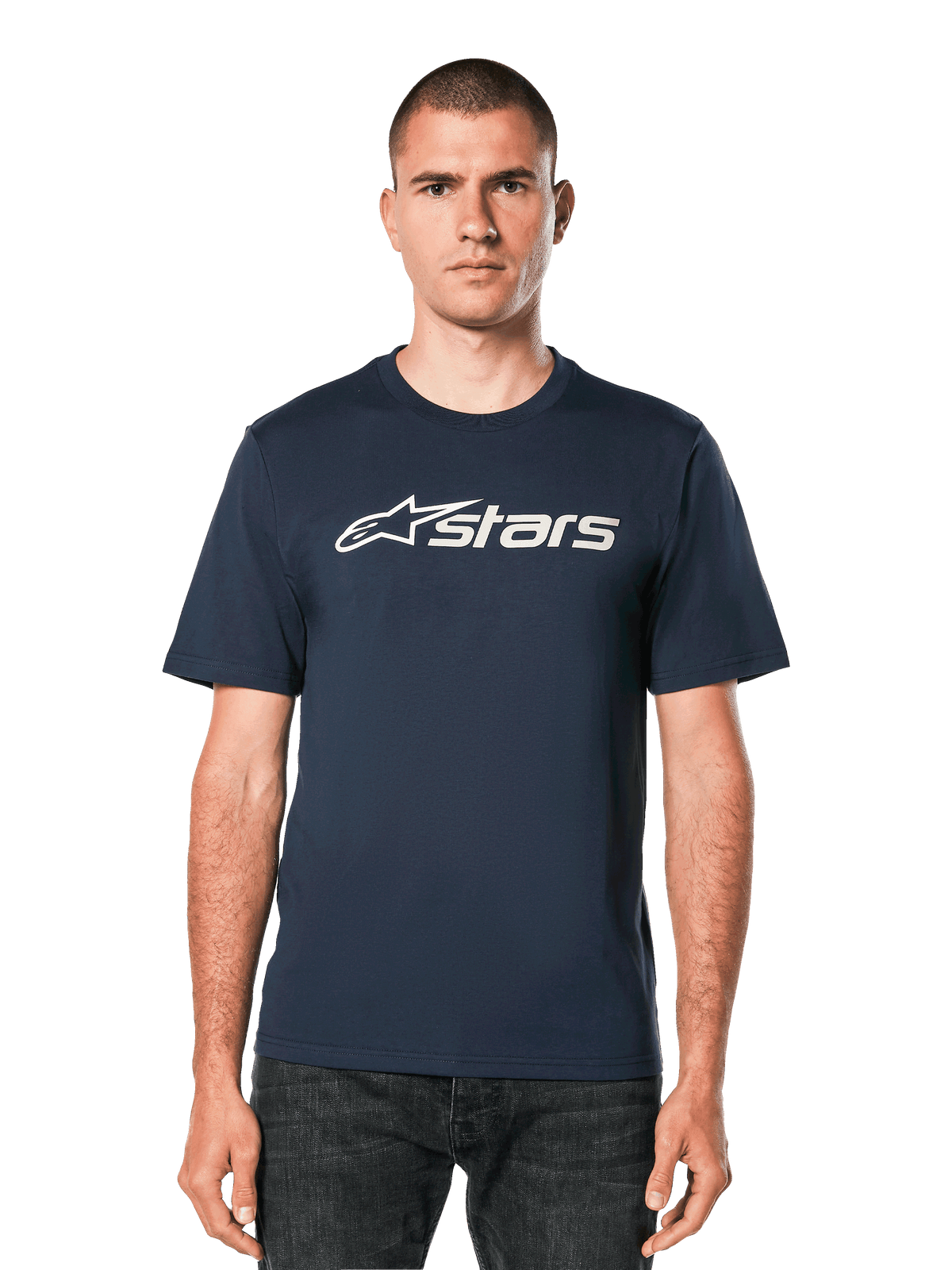 Alpinestars Blaze 2.0 CSF Tee, camiseta de manga corta azul marino con gráfico del logo Astars blanco, usada por un hombre con jeans oscuros, ropa casual de estilo de vida motorsport