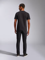 Camiseta Alpinestars Blaze 2.0 CSF, camiseta de manga corta, negra, vista posterior, combinada con vaqueros negros, ropa urbana informal inspirada en el automovilismo
