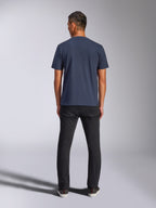 Alpinestars Blaze 2.0 CSF Tee, camiseta de manga corta, azul marino, vista posterior, combinada con pantalones negros, estilo casual motorsport streetwear