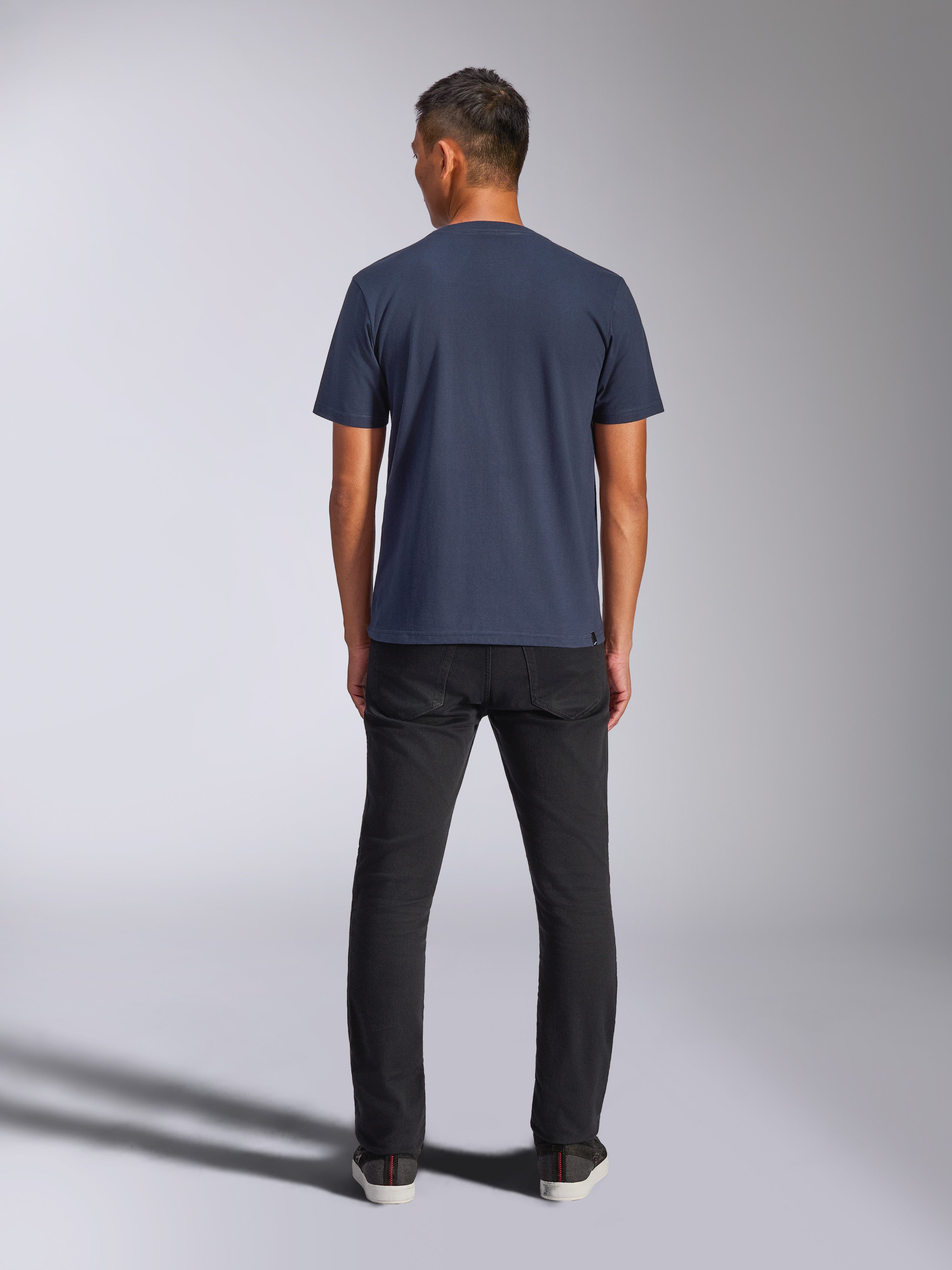Alpinestars Blaze 2.0 CSF Tee, camiseta de manga corta, azul marino, vista posterior, combinada con pantalones negros, estilo casual motorsport streetwear