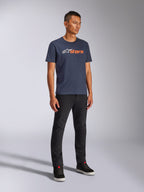 Alpinestars Blaze 2.0 CSF Tee, camiseta de manga corta, azul marino con el logotipo Blaze en blanco y naranja, vestida por un modelo con pantalones negros y zapatillas, estilo urbano casual inspirado en el automovilismo