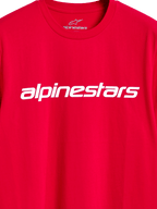 Camiseta Alpinestars Linear Wordmark 2.0 CSF, camiseta de manga corta, roja, marca de palabra lineal de Alpinestars en blanco en el pecho, marca interna en el cuello, ropa urbana casual de automovilismo