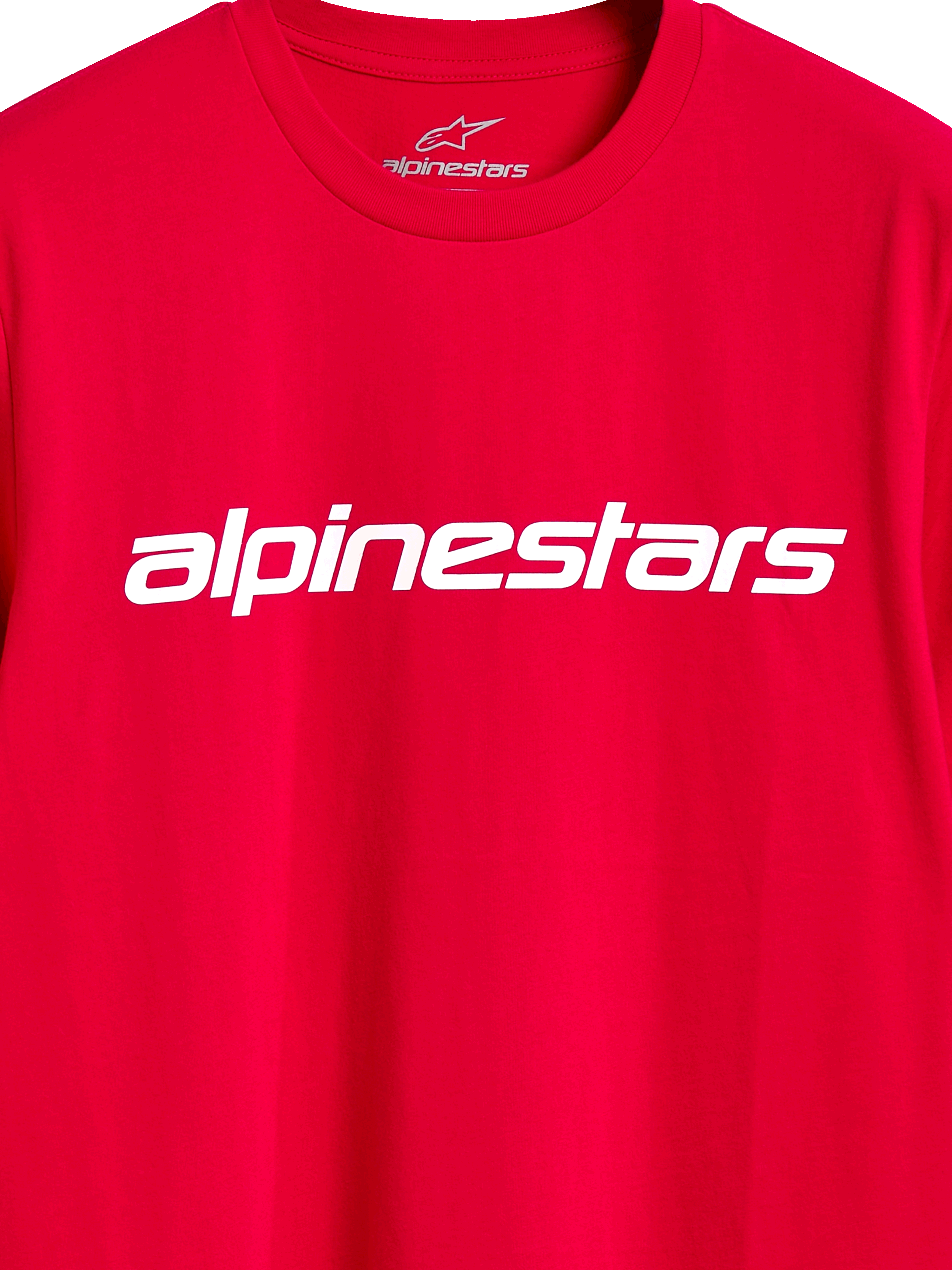 Camiseta Alpinestars Linear Wordmark 2.0 CSF, camiseta de manga corta, roja, marca de palabra lineal de Alpinestars en blanco en el pecho, marca interna en el cuello, ropa urbana casual de automovilismo