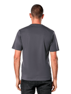 Camiseta Alpinestars Ride 4.0 CSF, vista posterior, camiseta de manga corta en color gris carbón, diseño de espalda lisa con corte y costura, combinada con vaqueros negros, ropa urbana casual inspirada en el automovilismo