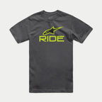 Camiseta Alpinestars Ride 4.0 CSF, camiseta de manga corta, color gris carbón, logotipo Astars en verde lima y negro con texto RIDE, ropa deportiva casual de automovilismo
