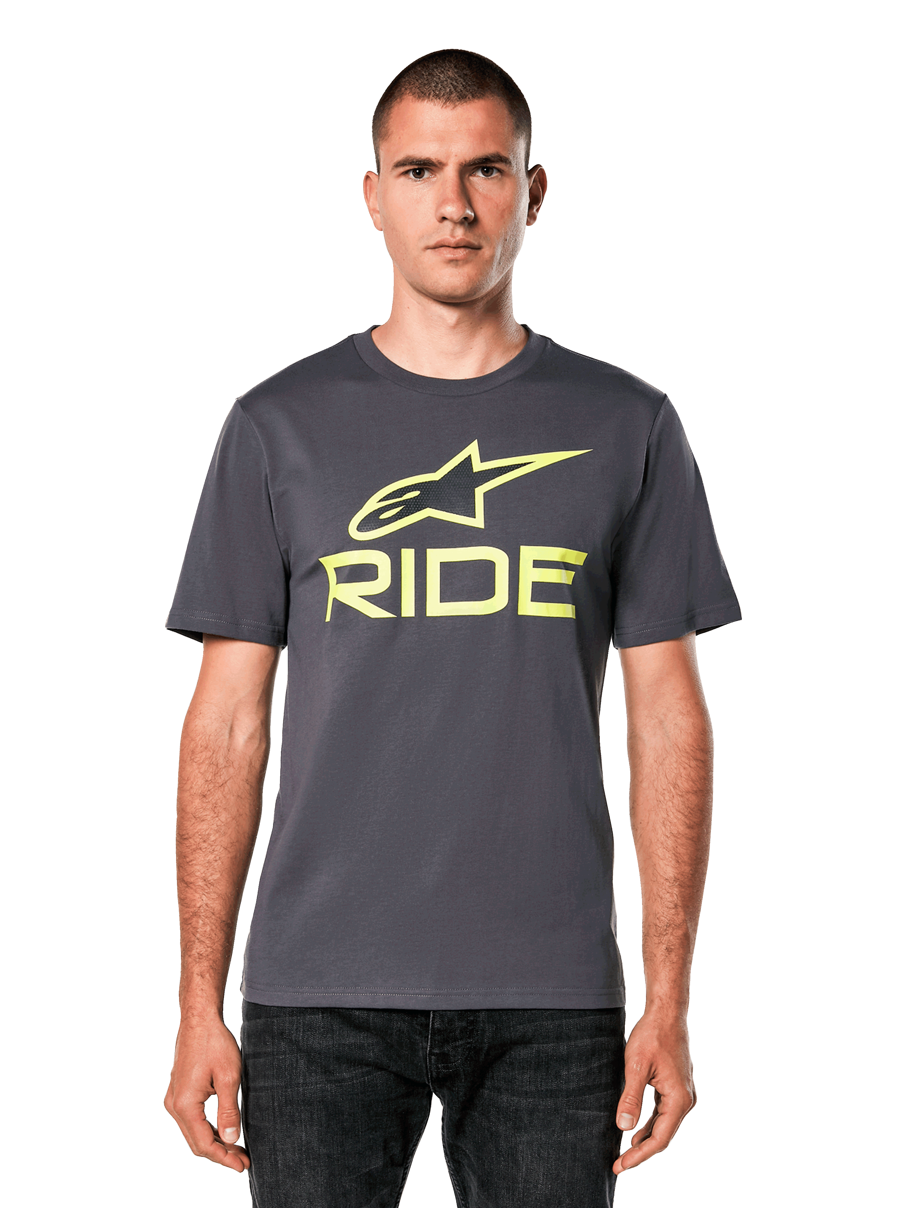 Alpinestars Ride 4.0 CSF Tee, camiseta de manga corta, gris carbón con logotipos Astars y Ride en amarillo lima, estilo streetwear casual de motociclismo, usada por un modelo con vaqueros oscuros sobre un fondo blanco