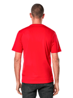 Alpinestars Ride 4.0 CSF Tee, camiseta de manga corta, roja, vista trasera en modelo, tejido rojo brillante con una pequeña etiqueta negra de la marca en el dobladillo, estilo casual de ropa urbana de automovilismo