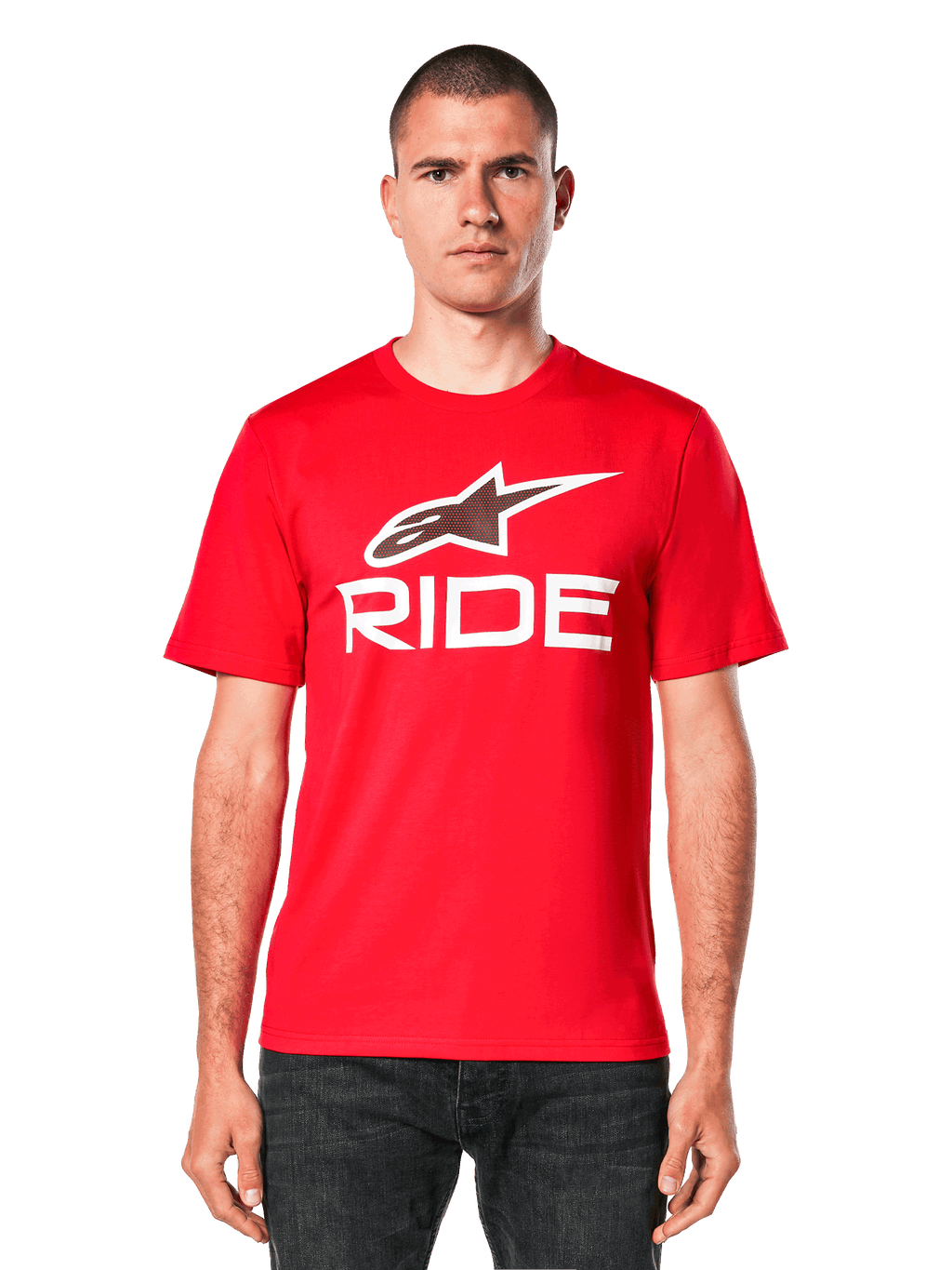 Alpinestars Ride 4.0 CSF Tee, camiseta roja de manga corta, logotipo de estrella de Alpinestars blanco y gráfico "RIDE" en el pecho, vista frontal en modelo, ropa casual de deportes de motor