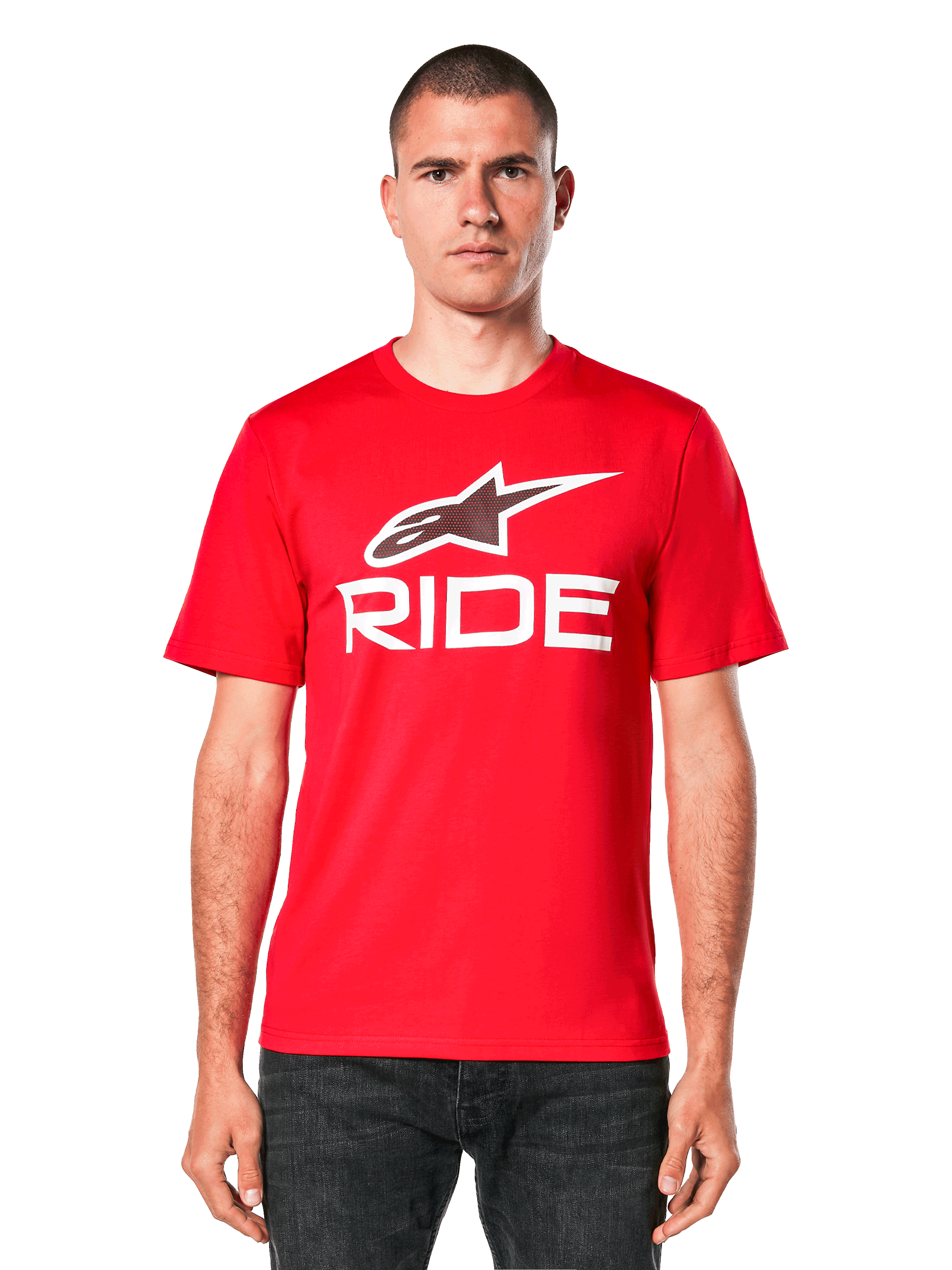 Alpinestars Ride 4.0 CSF Tee, camiseta roja de manga corta, logotipo de estrella de Alpinestars blanco y gráfico "RIDE" en el pecho, vista frontal en modelo, ropa casual de deportes de motor
