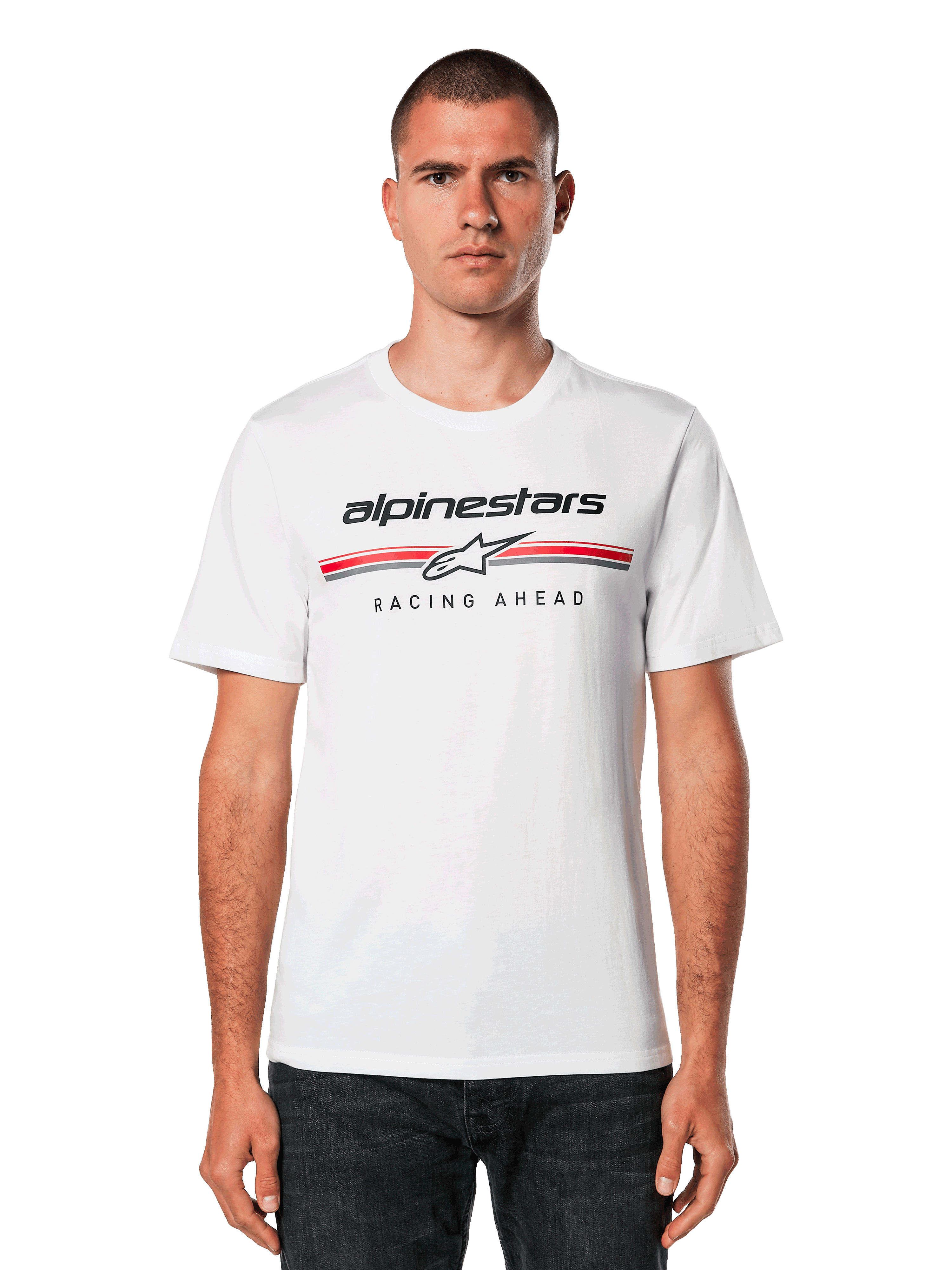 Alpinestars Betteryet CSF Tee, camiseta blanca de manga corta, presenta el logotipo de Alpinestars en negro y franjas rojas y grises con el gráfico 'Racing Ahead', modelada por un hombre con vaqueros oscuros, prenda casual de estilo motorsport streetwear