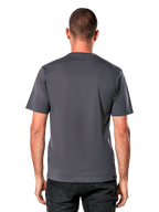Alpinestars Galun CSF Tee, camiseta de manga corta, color gris carbón, vista trasera lisa, combinada con jeans negros, estilo motorsport streetwear casual