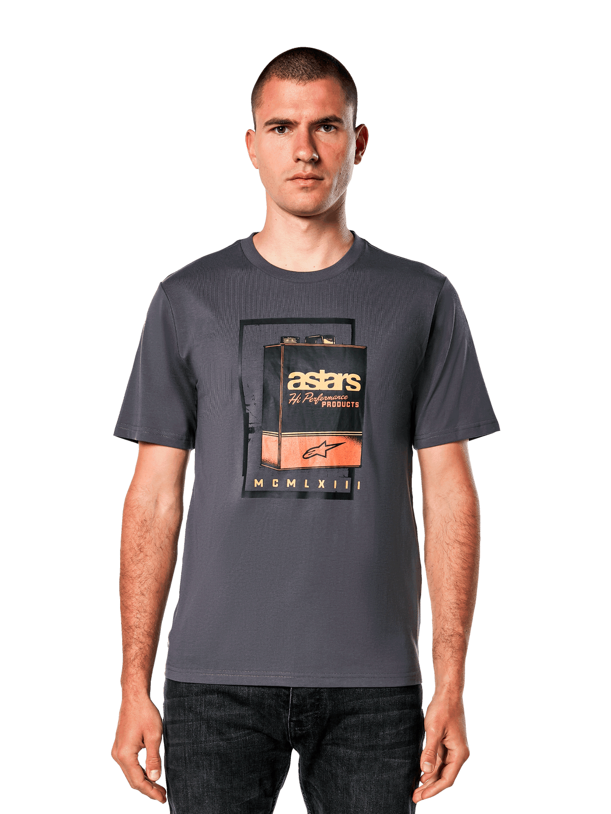 Alpinestars Galun CSF Tee, camiseta de manga corta gris carbón, con un gráfico de una lata de gasolina vintage y logotipo astars en naranja y blanco, estilo urbano casual inspirado en el automovilismo
