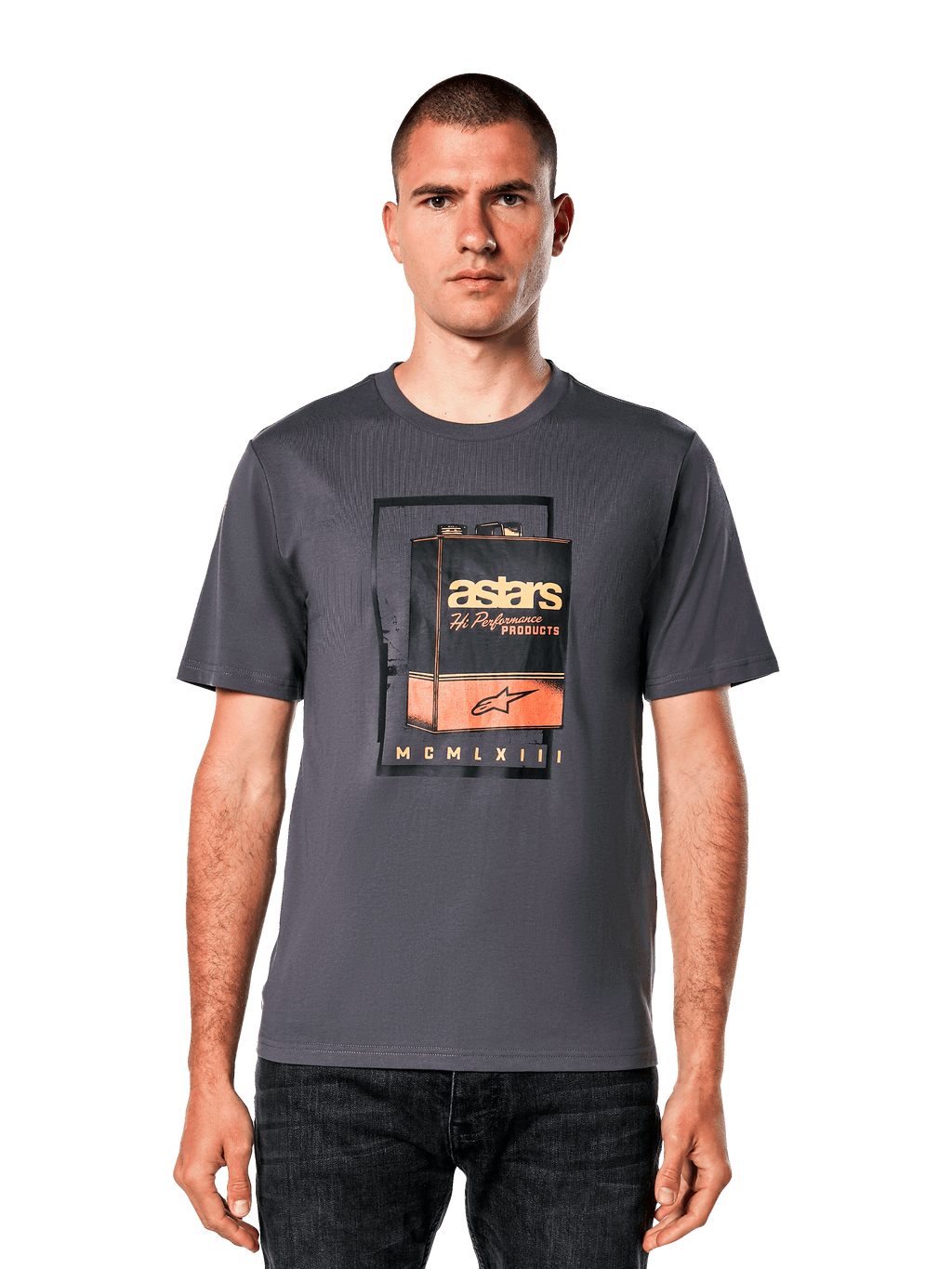 Alpinestars Galun CSF Tee, camiseta de manga corta gris carbón, con un gráfico de una lata de gasolina vintage y logotipo astars en naranja y blanco, estilo urbano casual inspirado en el automovilismo