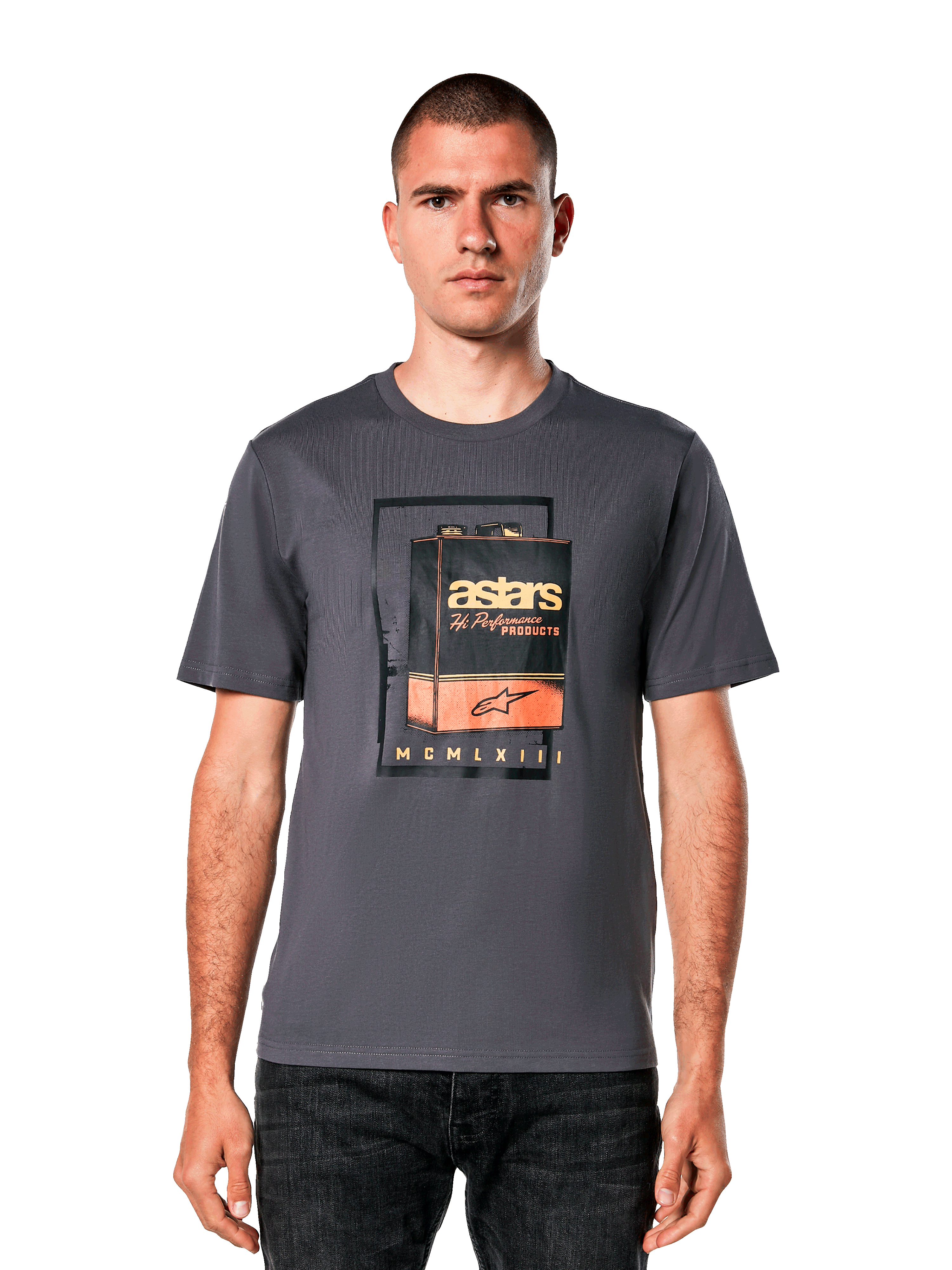 Alpinestars Galun CSF Tee, camiseta de manga corta gris carbón, con un gráfico de una lata de gasolina vintage y logotipo astars en naranja y blanco, estilo urbano casual inspirado en el automovilismo