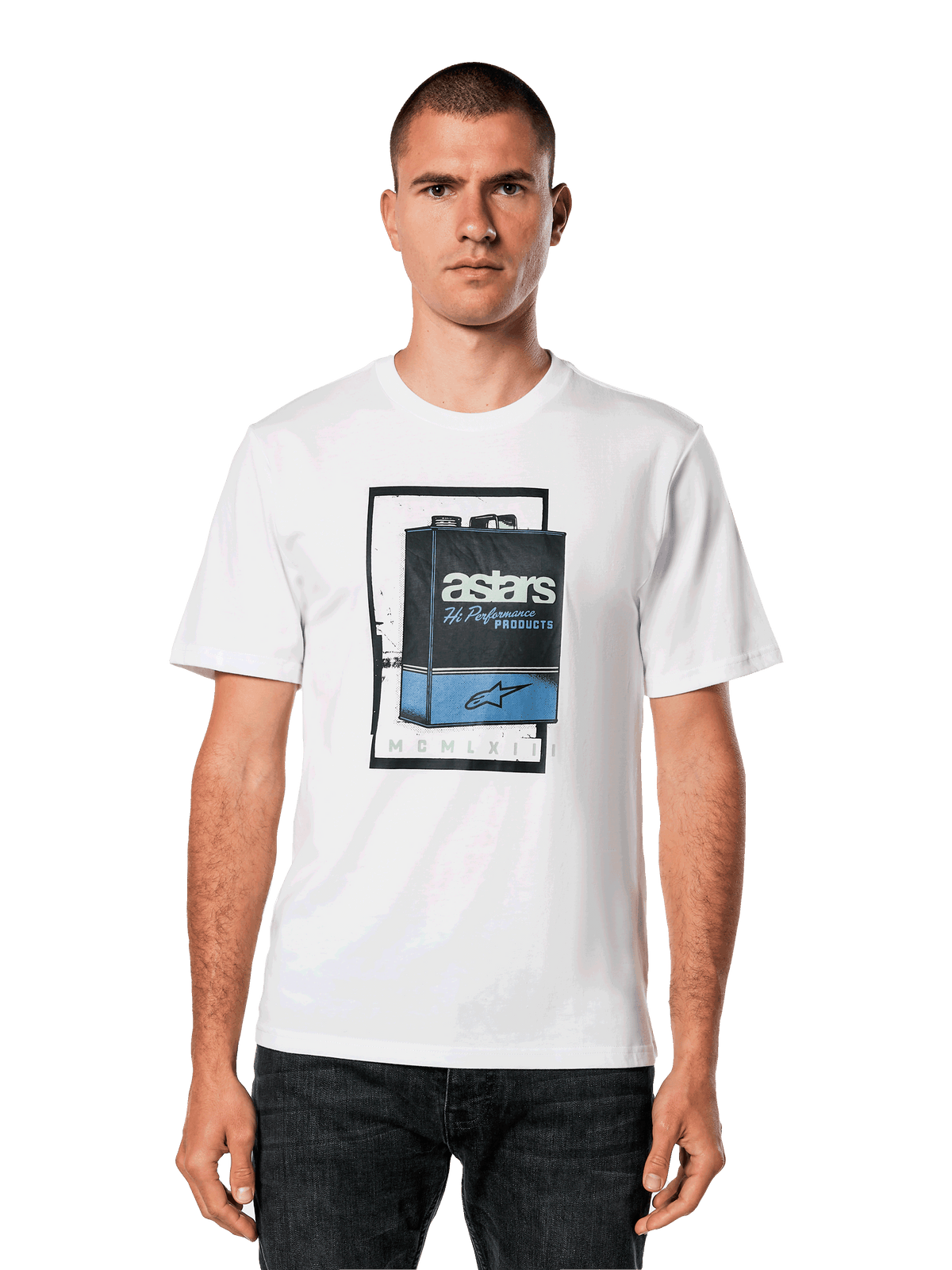 Alpinestars Galun CSF Tee, camiseta blanca de manga corta, gráfico de lata de gasolina vintage en azul y negro con logotipo Astars y números romanos MCMLXIII, estilo streetwear casual de motor