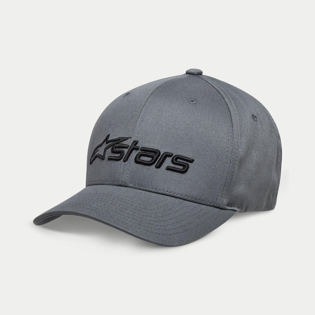 Gorra Alpinestars Blaze 2.0, gorra de visera curva estructurada, negro carbón, logotipo Astars negro texturizado, tejido de sarga elástica, estilo urbano casual inspirado en el automovilismo