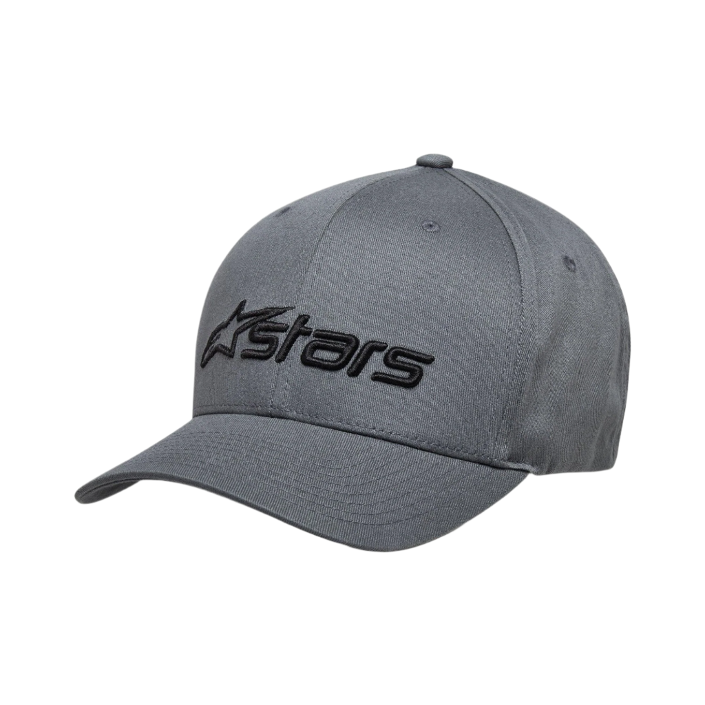 Gorra Alpinestars Blaze 2.0, negro charcoal, gorra de béisbol estructurada con visera curva, logotipo de Alpinestars texturizado en negro en la parte delantera, diseño casual inspirado en el automovilismo