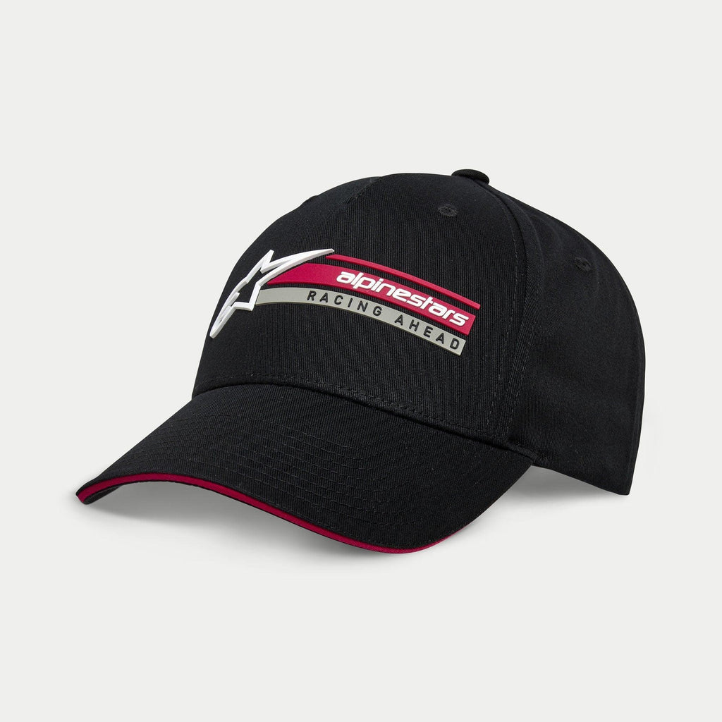 Alpinestars Par Hat, gorra snapback deportiva negra, cuenta con un logotipo 3D blanco y una barra gráfica roja y gris con el texto 'Racing Ahead', visera curva con detalle tipo sándwich en rojo, diseño de sarga de algodón estructurada