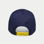 Gorra Par de Alpinestars, gorra snapback azul marino, vista trasera con correa ajustable de color amarillo brillante y pequeña etiqueta negra con el logo, corona estructurada de sarga de algodón azul marino, gorra deportiva casual