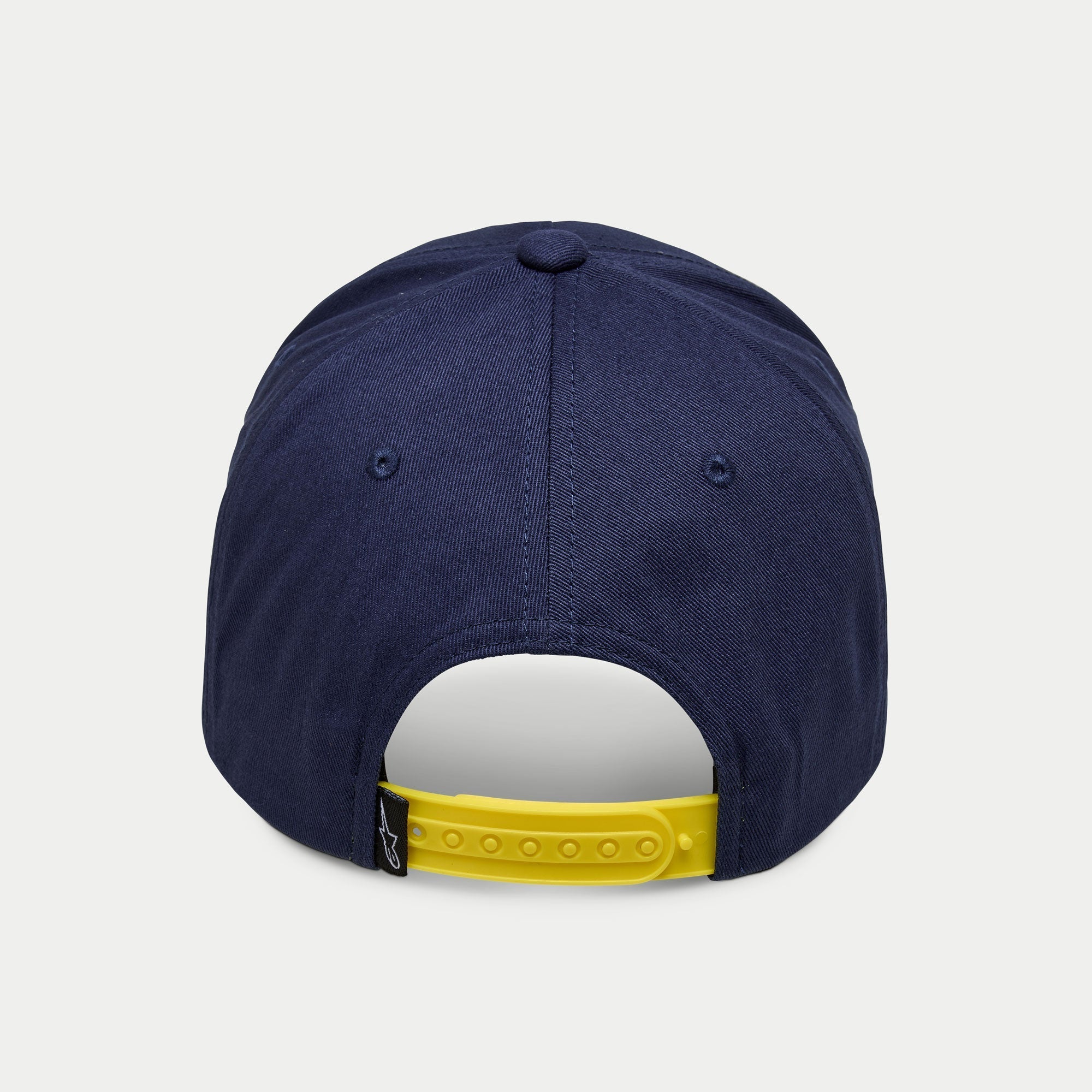 Gorra Par de Alpinestars, gorra snapback azul marino, vista trasera con correa ajustable de color amarillo brillante y pequeña etiqueta negra con el logo, corona estructurada de sarga de algodón azul marino, gorra deportiva casual