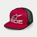 Gorra Trucker Alpinestars Ride 4.0, roja y negra, visera plana con corona estructurada, logotipo Ride impreso en 3D blanco y estrella A-star de Alpinestars en la parte frontal, parte trasera de malla negra con bordado del logotipo lateral en blanco, estilo streetwear casual
