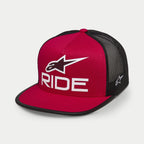 Gorra Trucker Alpinestars Ride 4.0, roja y negra, visera plana con corona estructurada, logotipo Ride impreso en 3D blanco y estrella A-star de Alpinestars en la parte frontal, parte trasera de malla negra con bordado del logotipo lateral en blanco, estilo streetwear casual