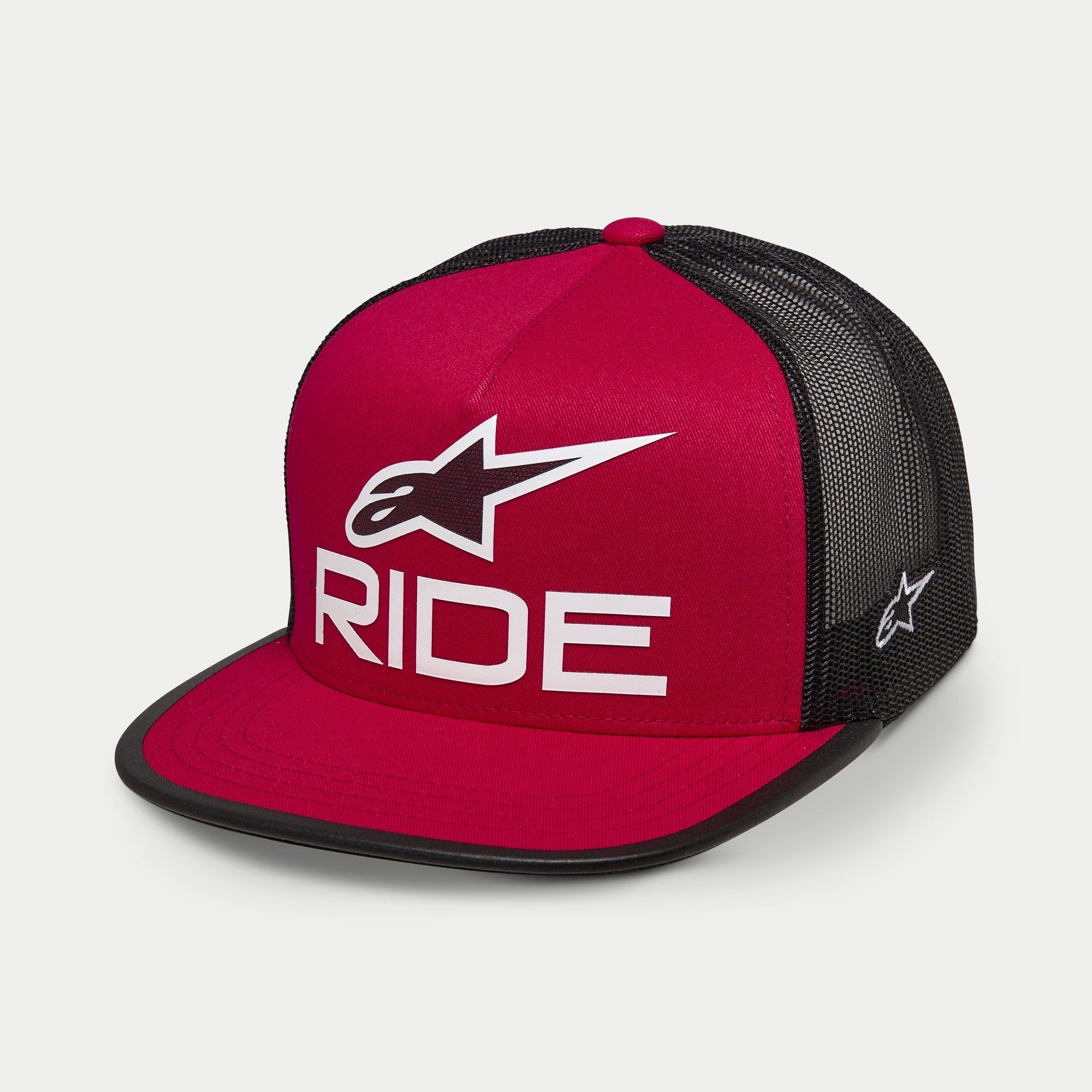 Gorra Trucker Alpinestars Ride 4.0, roja y negra, visera plana con corona estructurada, logotipo Ride impreso en 3D blanco y estrella A-star de Alpinestars en la parte frontal, parte trasera de malla negra con bordado del logotipo lateral en blanco, estilo streetwear casual