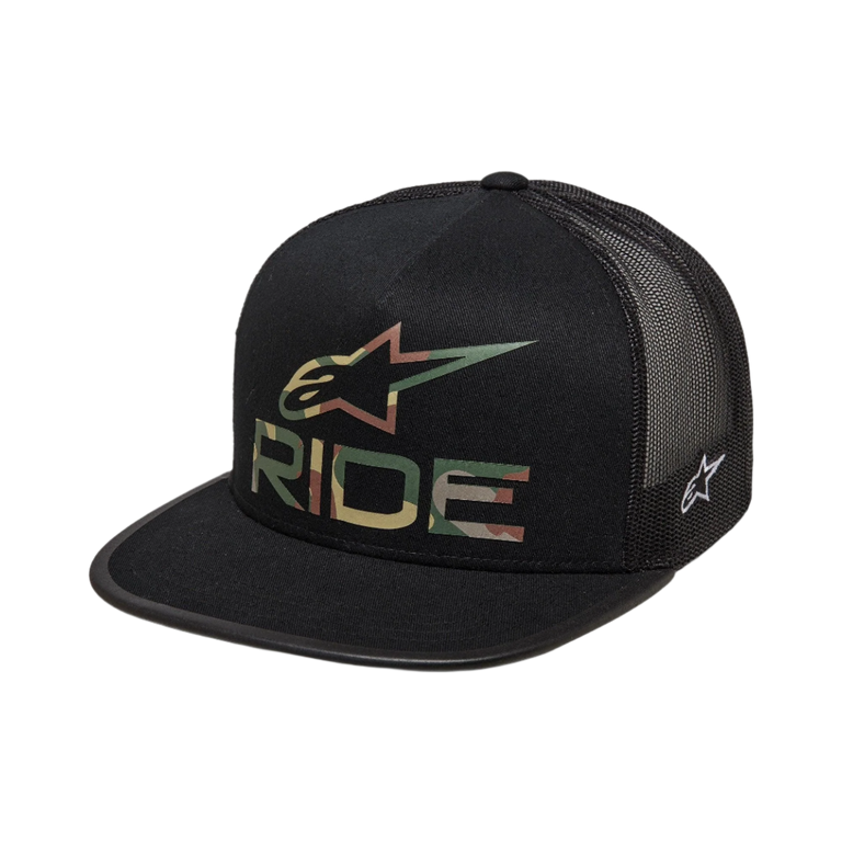Alpinestars Ride 4.0 Camo Trucker Hat, gorra negra con logotipo de Alpinestars y texto RIDE en camuflaje en la parte delantera, visera plana, copa estructurada, parte trasera de malla negra para transpirabilidad, diseño casual inspirado en el motorsport