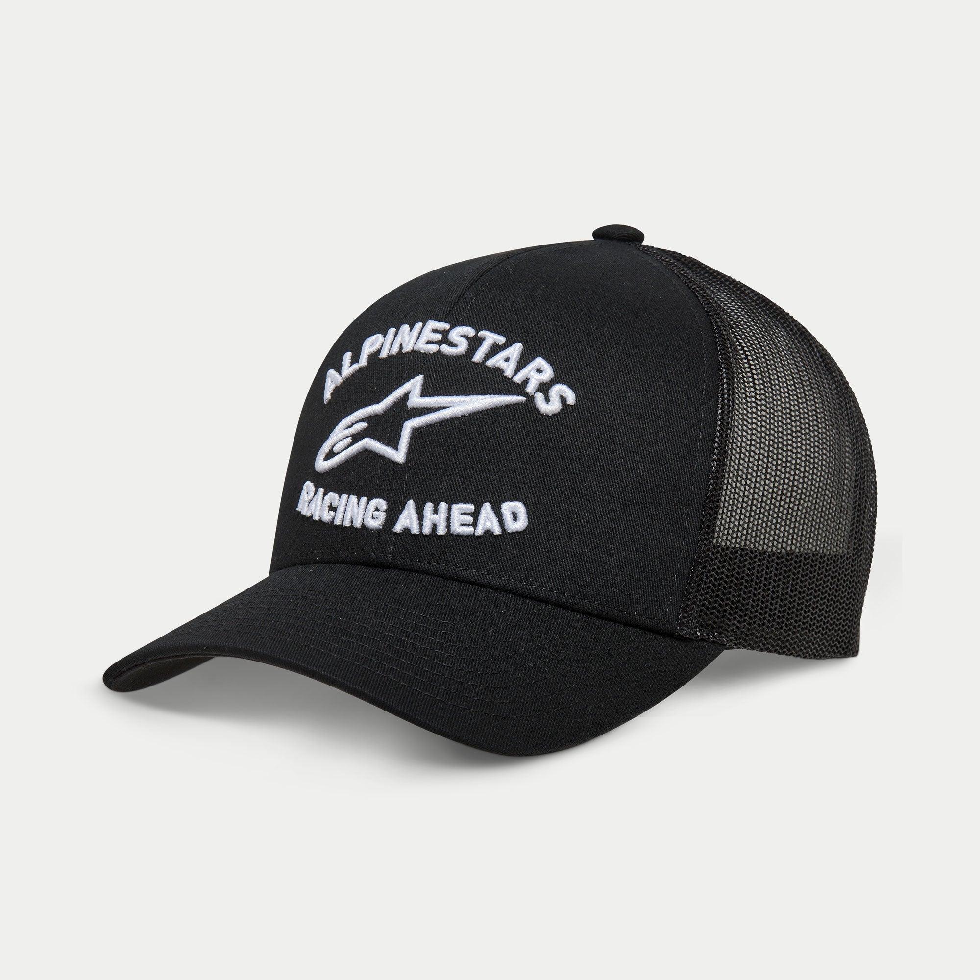 Alpinestars Triple Trucker Hat, gorra estilo trucker de color negro, visera curva, bordado en 3D blanco con logo 'ALPINESTARS' y 'RACING AHEAD', frente de sarga y paneles de malla, ropa casual de motorsport