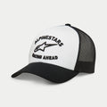 Alpinestars Triple Trucker Hat, gorra trucker casual, blanca y negra, bordado 3D en negro con logo de estrella y texto 'Racing Ahead', visera curva con parte trasera de malla, estilo sportswear y streetwear