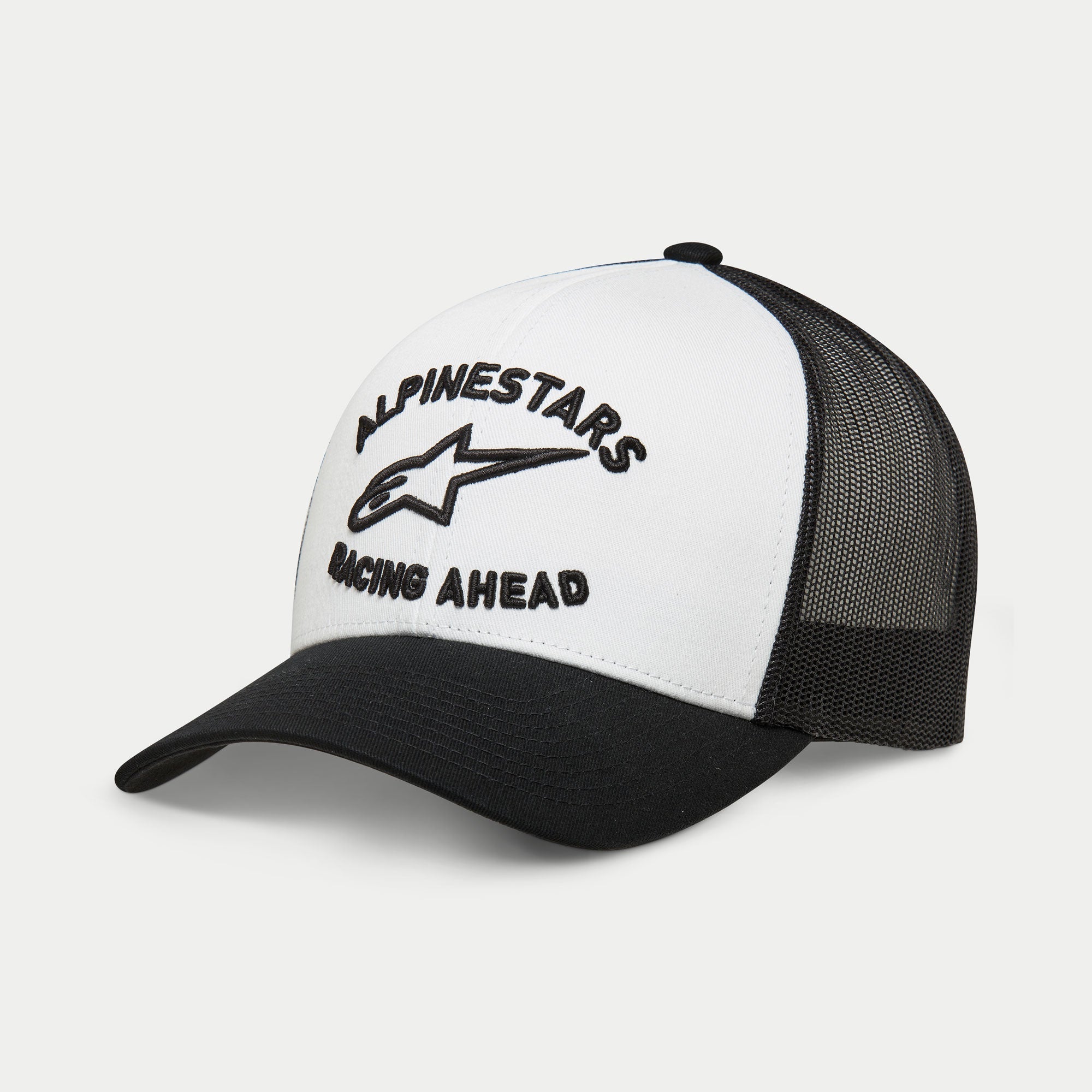 Alpinestars Triple Trucker Hat, gorra trucker casual, blanca y negra, bordado 3D en negro con logo de estrella y texto 'Racing Ahead', visera curva con parte trasera de malla, estilo sportswear y streetwear