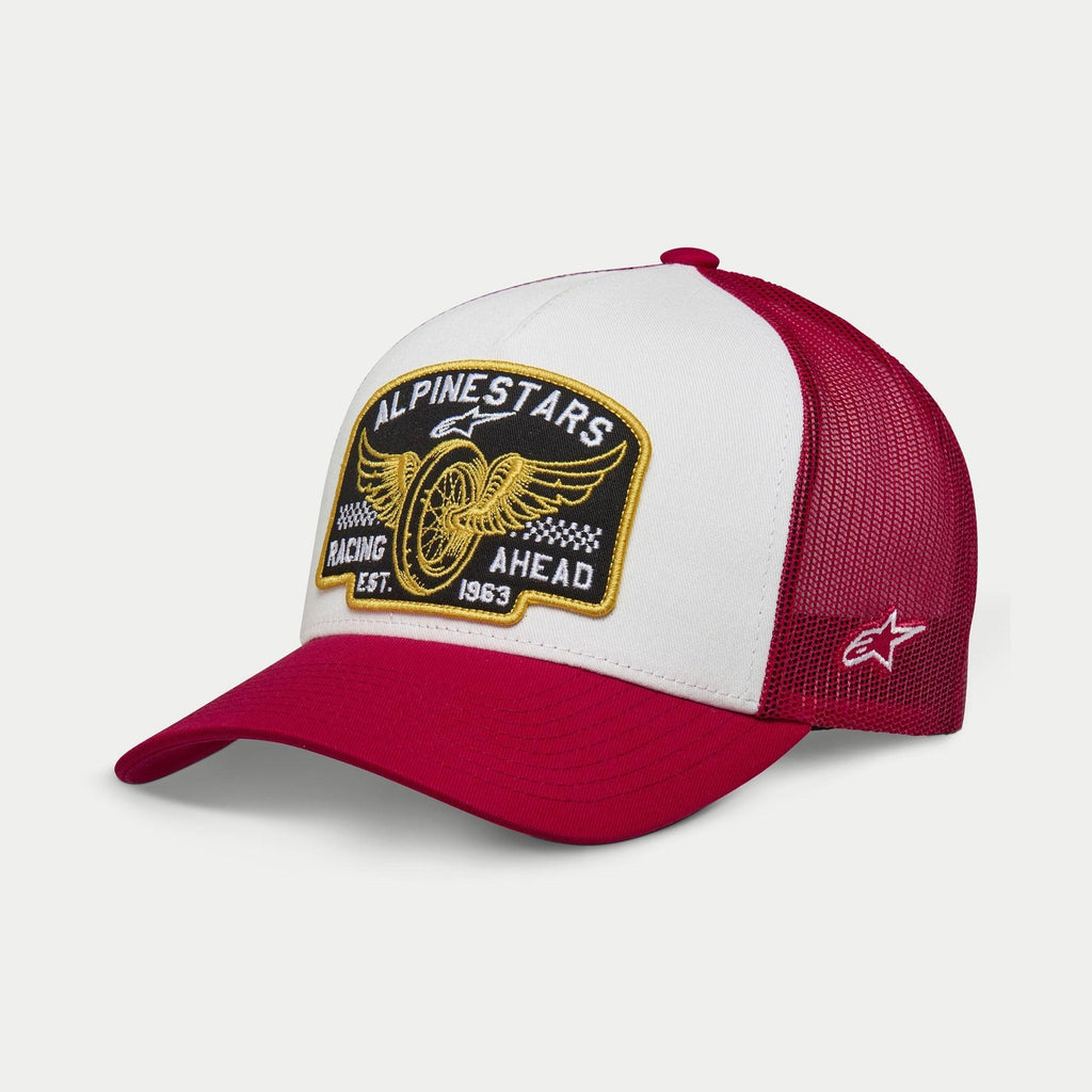 Gorra Alpinestars Heritage Patch Trucker, blanco y rojo, panel frontal blanco estructurado con gran parche bordado Alpinestars Racing Ahead, visera curva y malla trasera en rojo, logo de estrella lateral, accesorio de estilo de vida casual