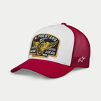Gorra Alpinestars Heritage Patch Trucker, blanco y rojo, panel frontal blanco estructurado con gran parche bordado Alpinestars Racing Ahead, visera curva y malla trasera en rojo, logo de estrella lateral, accesorio de estilo de vida casual
