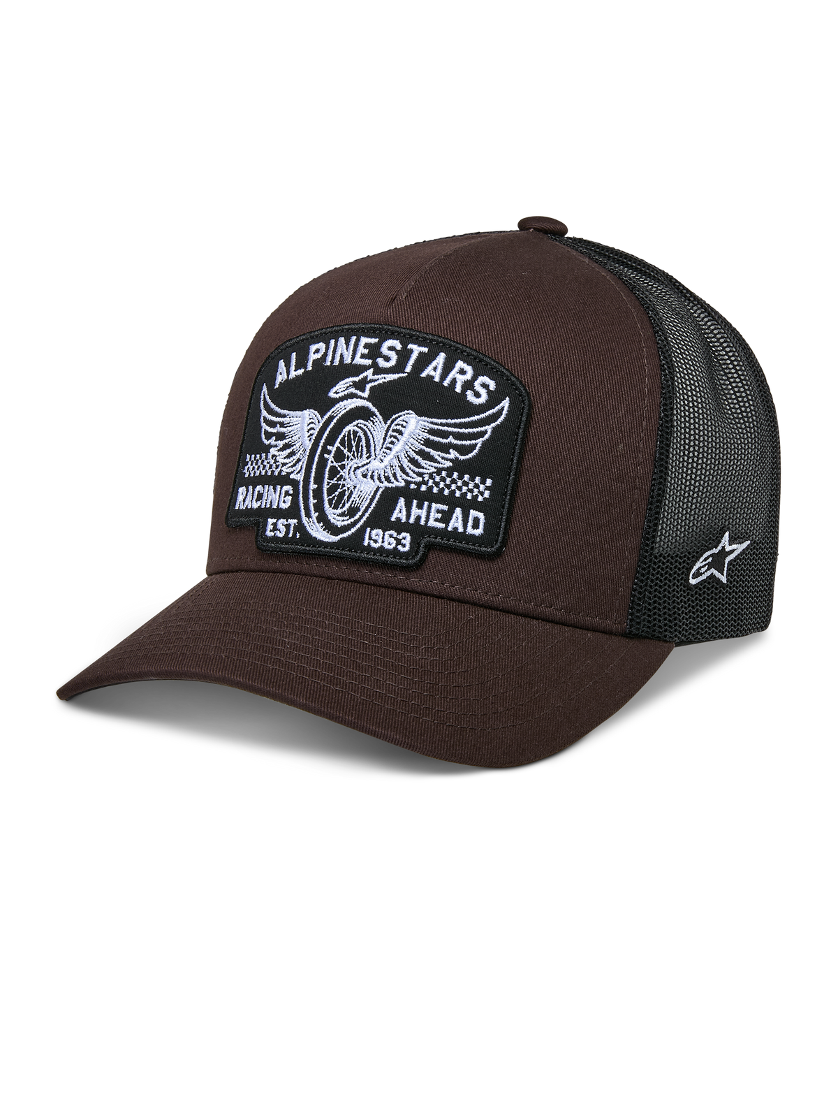 Gorra Alpinestars Heritage Patch Trucker Hat, color marrón y negro, con un gran parche frontal con bordado de rueda alada y texto 'RACING AHEAD EST. 1963', malla trasera negra transpirable, visera curva y logo de estrella blanco en el lateral, accesorio casual de estilo motorsport